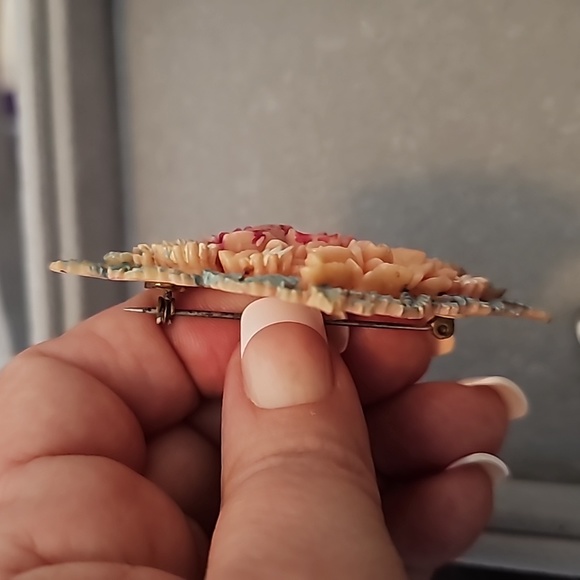 Vintage Plastic Rose Brooch - Picture 5 of 6